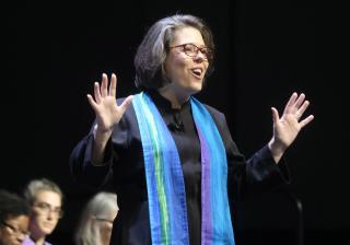 UUA President Susan Frederick-Gray tells a story adapted from Paulo Coelho during Sunday morning public worship.