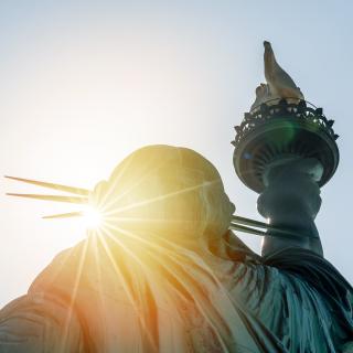 Statue of liberty at sunset - Stock image