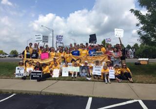 UUs join weekly vigil in Chesterfield, Mo.
