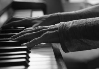 Black and white female playing piano - Stock image