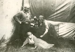 By Louis J. Gasnier, film Perils of Pauline, 1914, Wharton (US) [Public domain], via Wikimedia Commons