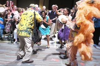 Elandria Williams dances with Dr. Mtangulizi Sanyika during the Opening Ceremony of the 2017 UUA General Assembly in New Orleans. 