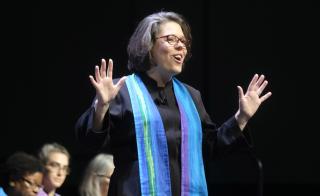 UUA President Susan Frederick-Gray tells a story adapted from Paulo Coelho during Sunday morning public worship.