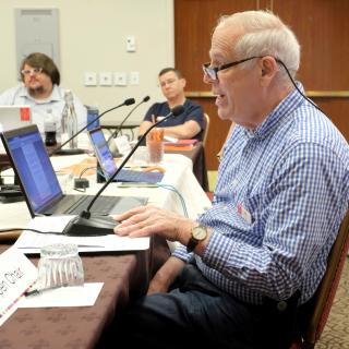 UUA Trustee Dick Jacke speaks at a board meeting in New Orleans, June 2017
