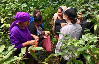 FEM farmers from the CopaMujer collective take a coffee break with UUCSJ visitors. 