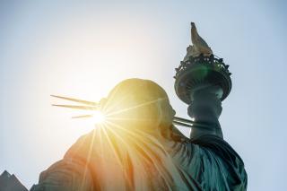 Statue of liberty at sunset - Stock image