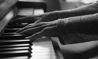 Black and white female playing piano - Stock image