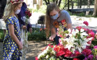 Members of the Unitarian Universalist Church of Arlington, Virginia, participate in a Flower Communion in the congregation's memorial garden in May 2021.