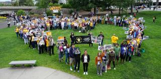At the end of a June 21 public witness rally during the UUA General Assembly in Spokane, Washington, UUs and local activists form a heart in the park where hundreds called for criminal justice reforms.