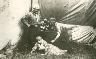 By Louis J. Gasnier, film Perils of Pauline, 1914, Wharton (US) [Public domain], via Wikimedia Commons